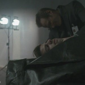 Jack Coleman e Zachary Quinto in una scena di Turn And Face The Strange dalla terza stagione di Heroes