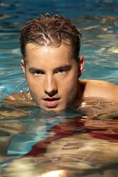 Justin Hartley in acqua