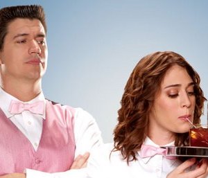 Ken Marino e Lizzy Caplan in una foto promozionale di Party Down