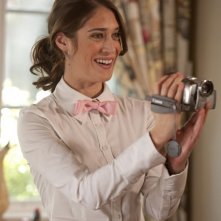 Lizzy Caplan in una scena dell'episodio Willow Canyon Homeowners Annual Party di Party Down