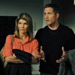 Lori Loughlin e Rob Estes in una scena dell'episodio Off the Rails di 90210