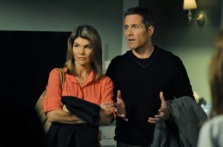 Lori Loughlin e Rob Estes in una scena dell'episodio Off the Rails di 90210