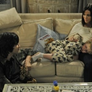Michael Steger, Riley Thomas Stewart  e Jessica Lowndes in una scena dell'episodio Off the Rails di 90210