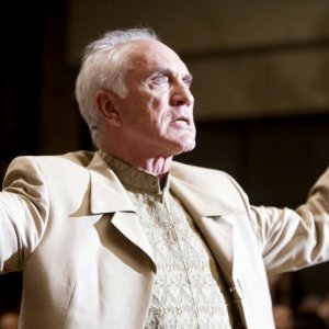 Terence Stamp in una scena di Yes Man