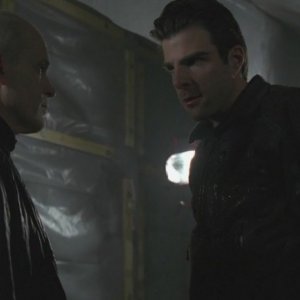 Zeljko Ivanek e Zachary Quinto in una scena di Turn And Face The Strange dalla terza stagione di Heroes