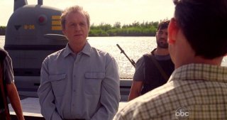 Alan Dale e Michael Emerson (di spalle) in una scena dell'episodio Dead is Dead di Lost