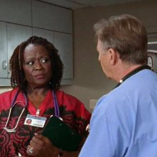 Aloma Wright in una scena del serial televisivo Scrubs