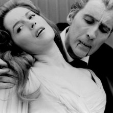 Barbara Shelley e Christopher Lee in una scena del film Dracula principe delle tenebre