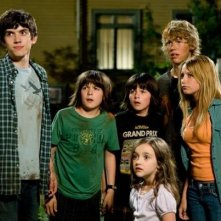 Carter Jenkins, Henri Young, Regan Young, Ashley Boettcher, Austin Butler  e Asley Tisdale in una scena di Alieni in soffitta