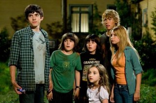 Carter Jenkins, Henri Young, Regan Young, Ashley Boettcher, Austin Butler e Asley Tisdale in una scena di Alieni in soffitta