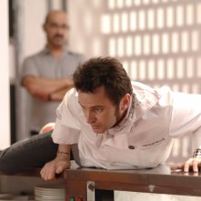 Fernando Tejero e Javier Camara discutono animatamente in una scena di Fuori menù