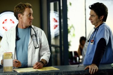 John C. McGinley e Zach Braff in una scena del serial Scrubs