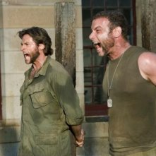 Lo sfiancante addestramento di Hugh Jackman e Liev Schreiber nell'esercito in una scena di X-Men - Le origini: Wolverine