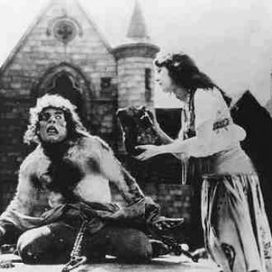 Lon Chaney e Patsy Ruth Miller ne Il gobbo di Notre Dame