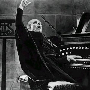 Lon Chaney mentre suona l'organo in The Phantom of the Opera
