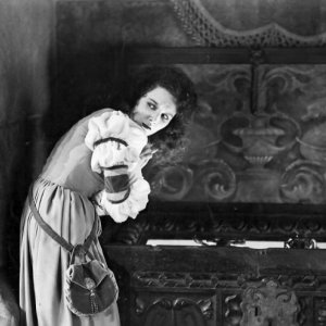 Mary Philbin in una scena di The Phantom of the Opera