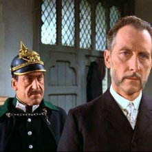 Peter Cushing in una scena del film Lo sguardo che uccide