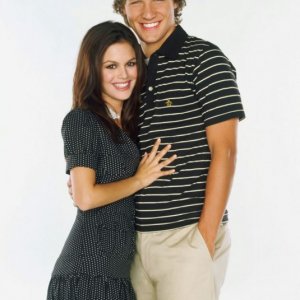 Rachel Bilson e Michael Cassidy in una immagine promo di The OC