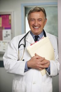 Ken Jenkins in una foto promozionale per Scrubs