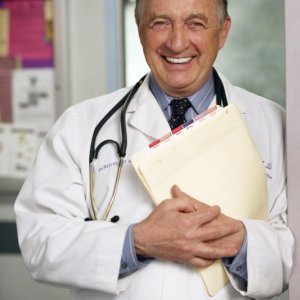Ken Jenkins in una foto promozionale per Scrubs