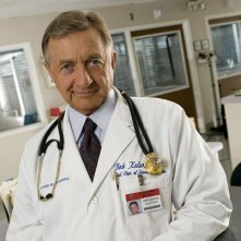 Ken Jenkins in una immagine promo per Scrubs