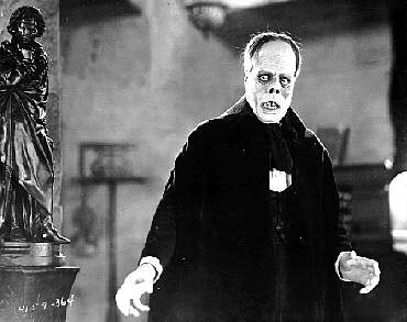 Lon Chaney è Erik in The Phantom of the Opera