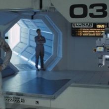 Sam Rockwell all'interno dell'astronave in una scena di Moon.