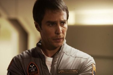 Un intenso primo piano di Sam Rockwell in Moon