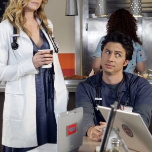 Zach Braff con Sarah Chalke in una scena di Scrubs