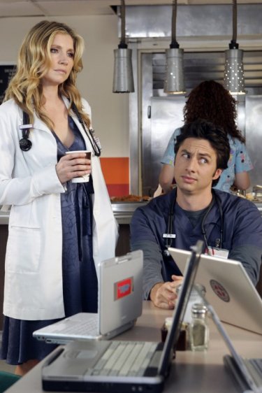 Zach Braff con Sarah Chalke in una scena di Scrubs