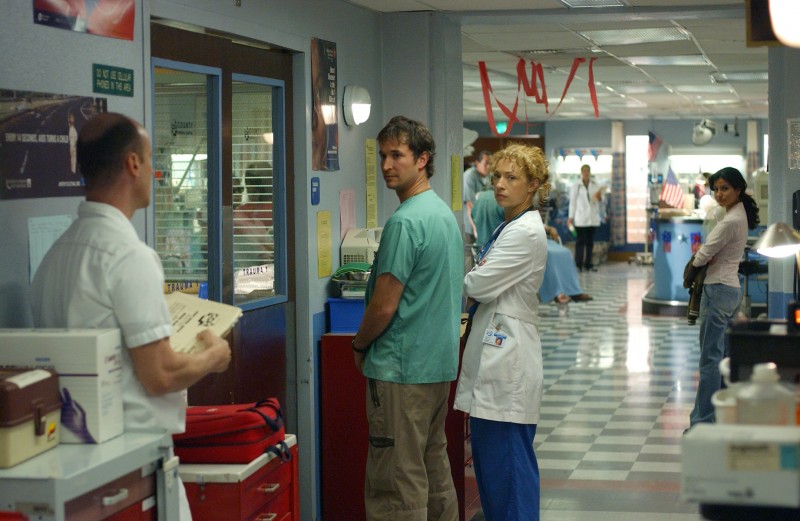 Alex Kingston e Noah Wyle in una scena di E.R. - Medici in prima linea