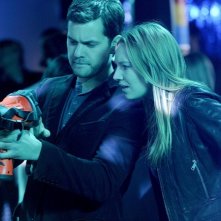 Anna Torv e Joshua Jackson in un momento dell'episodio Midnight di Fringe