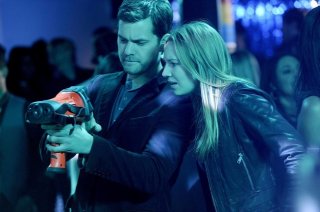 Anna Torv e Joshua Jackson in un momento dell'episodio Midnight di Fringe
