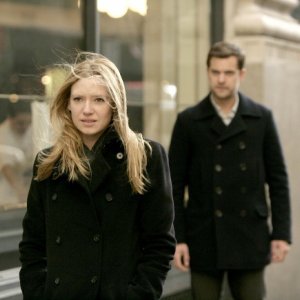 Anna Torv e Joshua Jackson in una scena dell'episodio Bad Dreams di Fringe