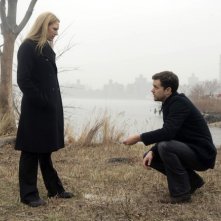Anna Torv e Joshua Jackson nell'episodio Midnight di Fringe