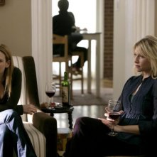 Anna Torv ed Ari Graynor in una scena dell'episodio Midnight di Fringe