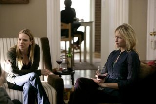 Anna Torv ed Ari Graynor in una scena dell'episodio Midnight di Fringe