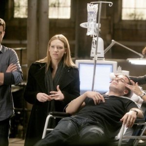 Anna Torv, Jasika Nicole e Joshua Jackson in una scena dell'episodio Unleashed di Fringe