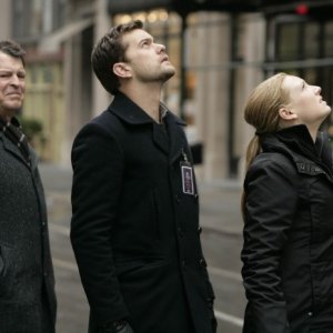 Anna Torv, John Noble e Joshua Jackson in una scena dell'episodio Bad Dreams di Fringe
