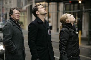 Anna Torv, John Noble e Joshua Jackson in una scena dell'episodio Bad Dreams di Fringe