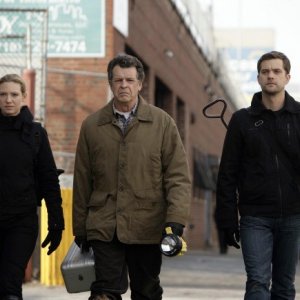 Anna Torv, John Noble e Joshua Jackson in una scena dell'episodio Unleashed di Fringe