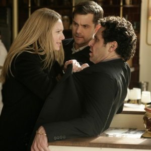 Anna Torv, John Noble e Joshua Jackson nell'episodio Bad Dreams di Fringe