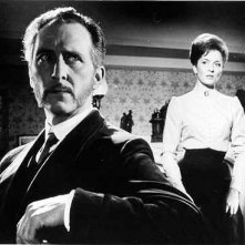 Barbara Shelley e Peter Cushing in una scena de Lo sguardo che uccide