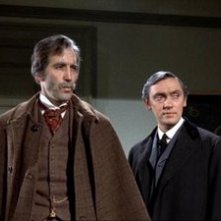 Christopher Lee e Richard Pasco in una scena de Lo sguardo che uccide