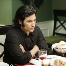 Hal Ozsan durante una scena dell'episodio Guess Who's Coming to Dinner, della serie tv Kyle XY