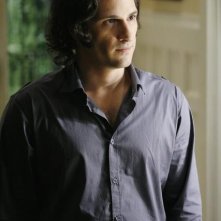 Hal Ozsan in una scena dell'episodio Bringing Down the House della terza stagione di Kyle XY