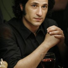 Hal Ozsan in una sequenza dell'episodio Guess Who's Coming to Dinner, della serie tv Kyle XY