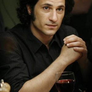 Hal Ozsan in una sequenza dell'episodio Guess Who's Coming to Dinner, della serie tv Kyle XY