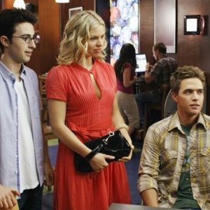 Josh Zuckerman, Ali Liebert e Chris Olivero in una scena dell'episodio Guess Who's Coming to Dinner, della serie tv Kyle XY