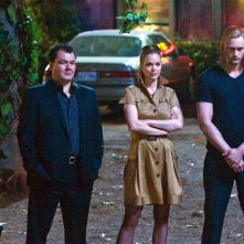 Kristin Bauer accanto a Alexander Skarsgard in True Blood